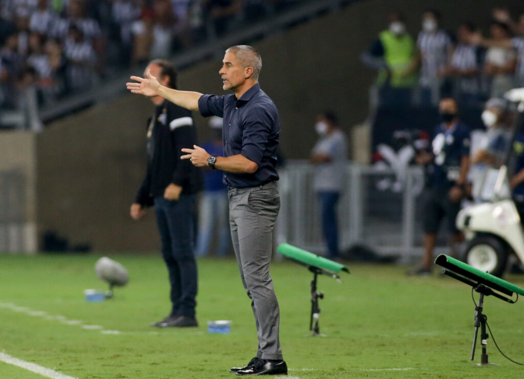 Sylvinho afirma que o time está jogando bem, mas que ainda passa por  construção