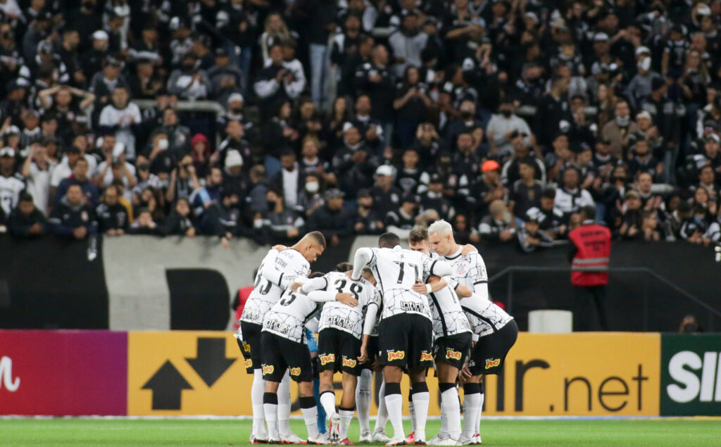 Adriana marca décimo gol pelo Corinthians no ano e encosta em