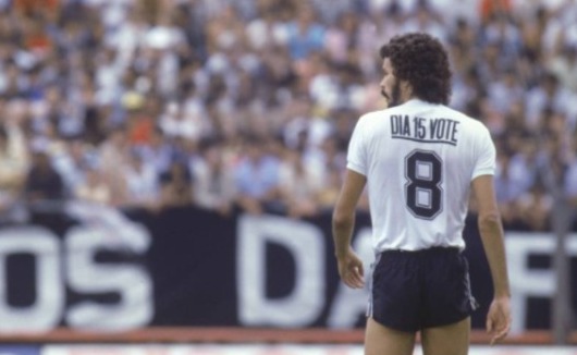 Elenco de basquete do Corinthians homenageia Doutor Sócrates antes