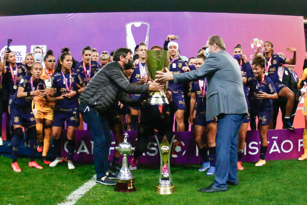 Com recorde de público, Corinthians é tricampeão paulista feminino