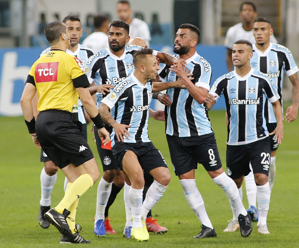 Futebol hoje: lista de reforços do Grêmio, incômodo no Corinthians e mais