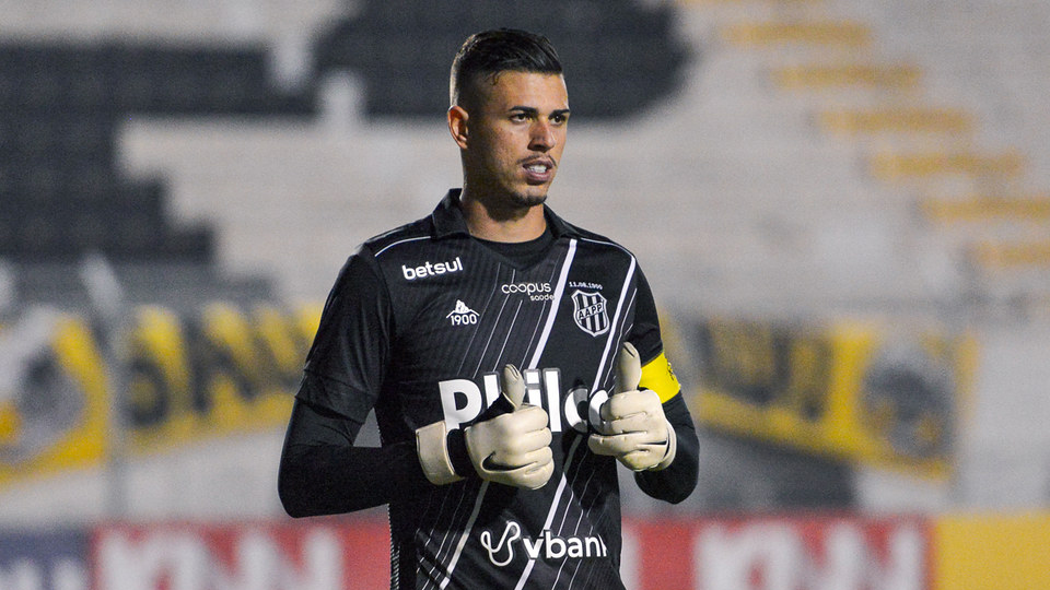 Corinthians prepara contrato e aguarda goleiro Ivan para exames nesta terça-feira