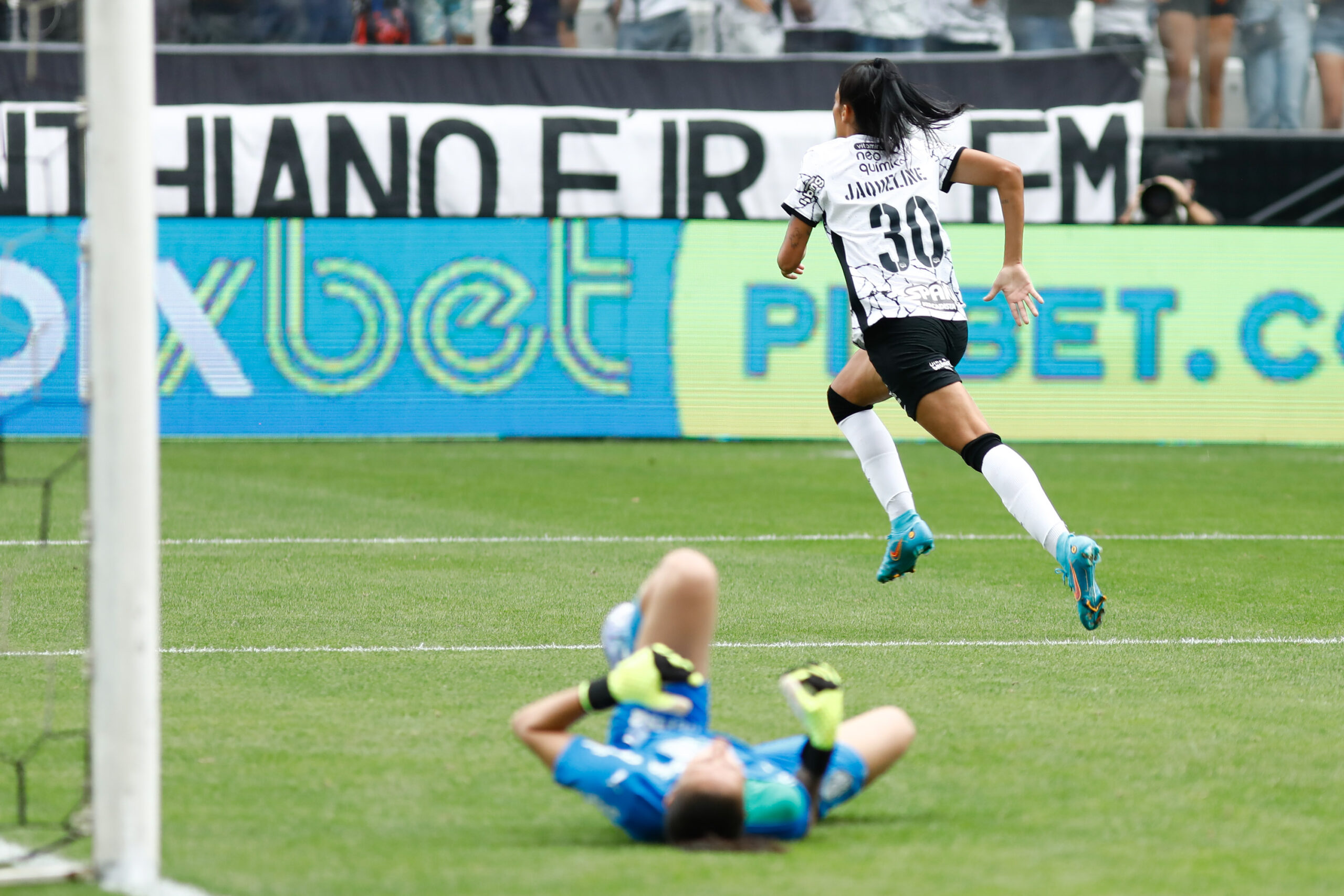 Jaqueline celebra goleada na estreia da Copa Paulista Feminina