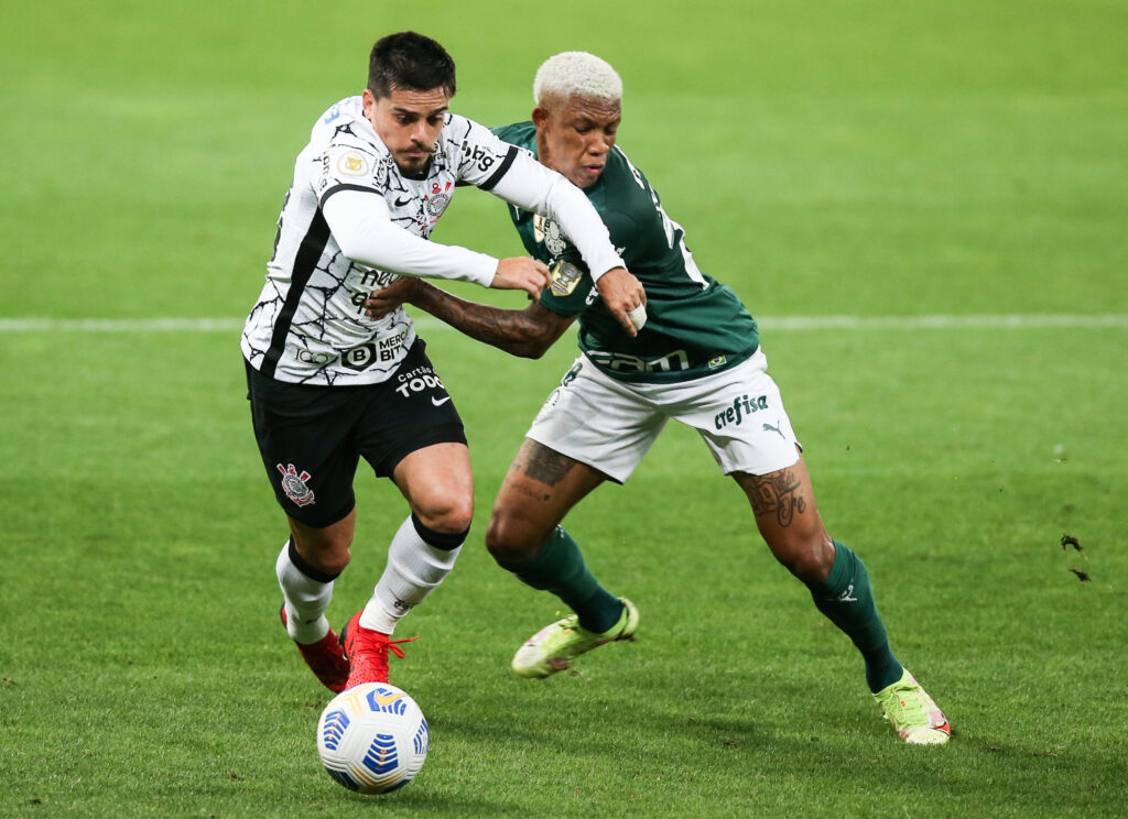 Fagner com a bola no jogo contra o São Paulo