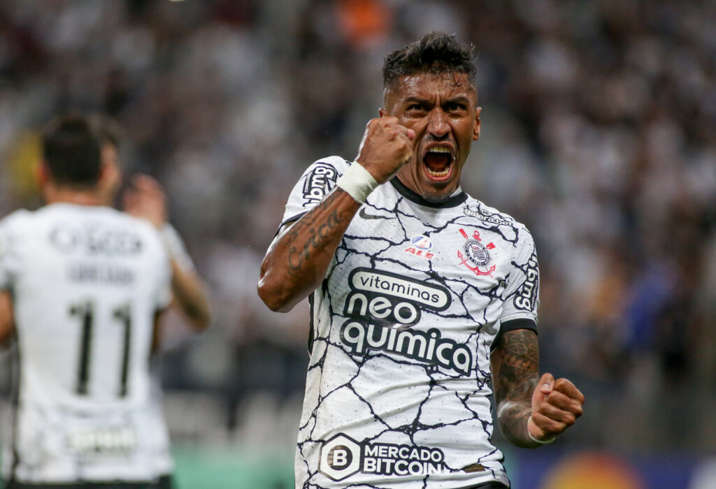 Paulinho brilha e se isola na artilharia do Corinthians em 2022