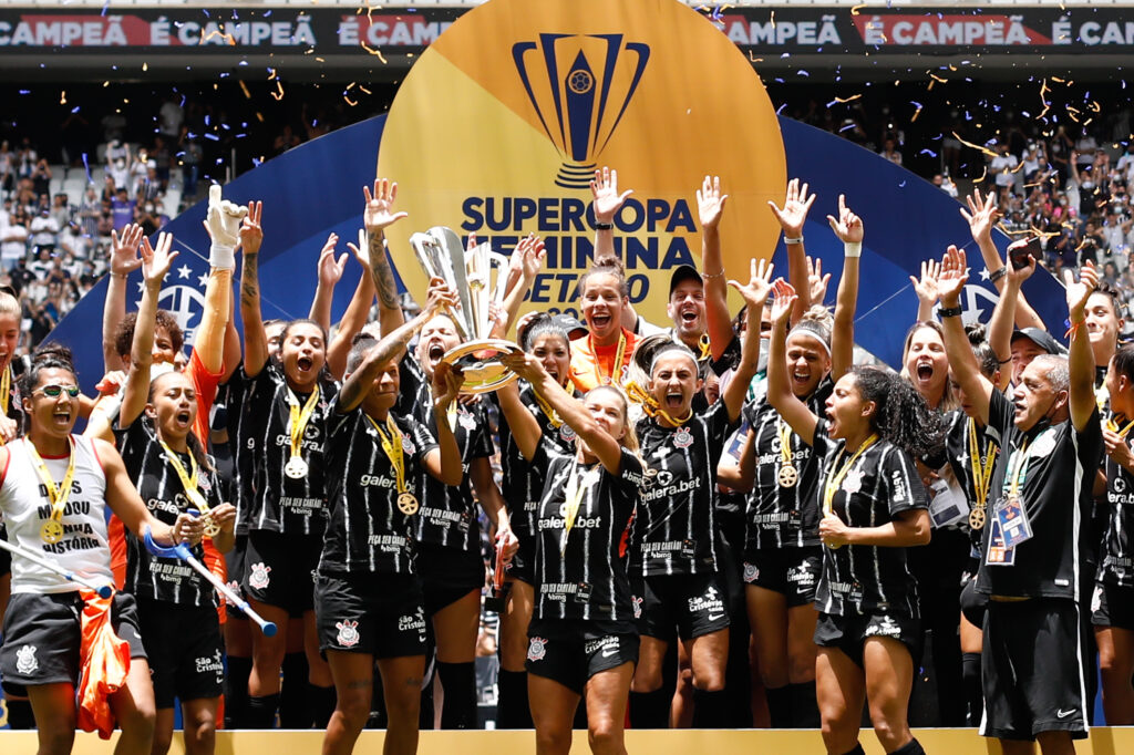 Corinthians - Futebol Feminino - HOJE É DIA DE CORINTHIANS FEMININO E DE  CLÁSSICO! Domingão decisivo, Fiel! Hoje, às 20h, no Allianz Parque, o  Corinthians enfrenta o Palmeiras pela primeira partida semifinal