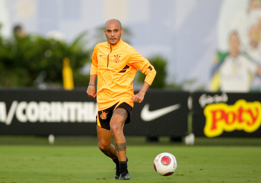 Lucas Piton faz primeiro treino com o elenco do Corinthians após