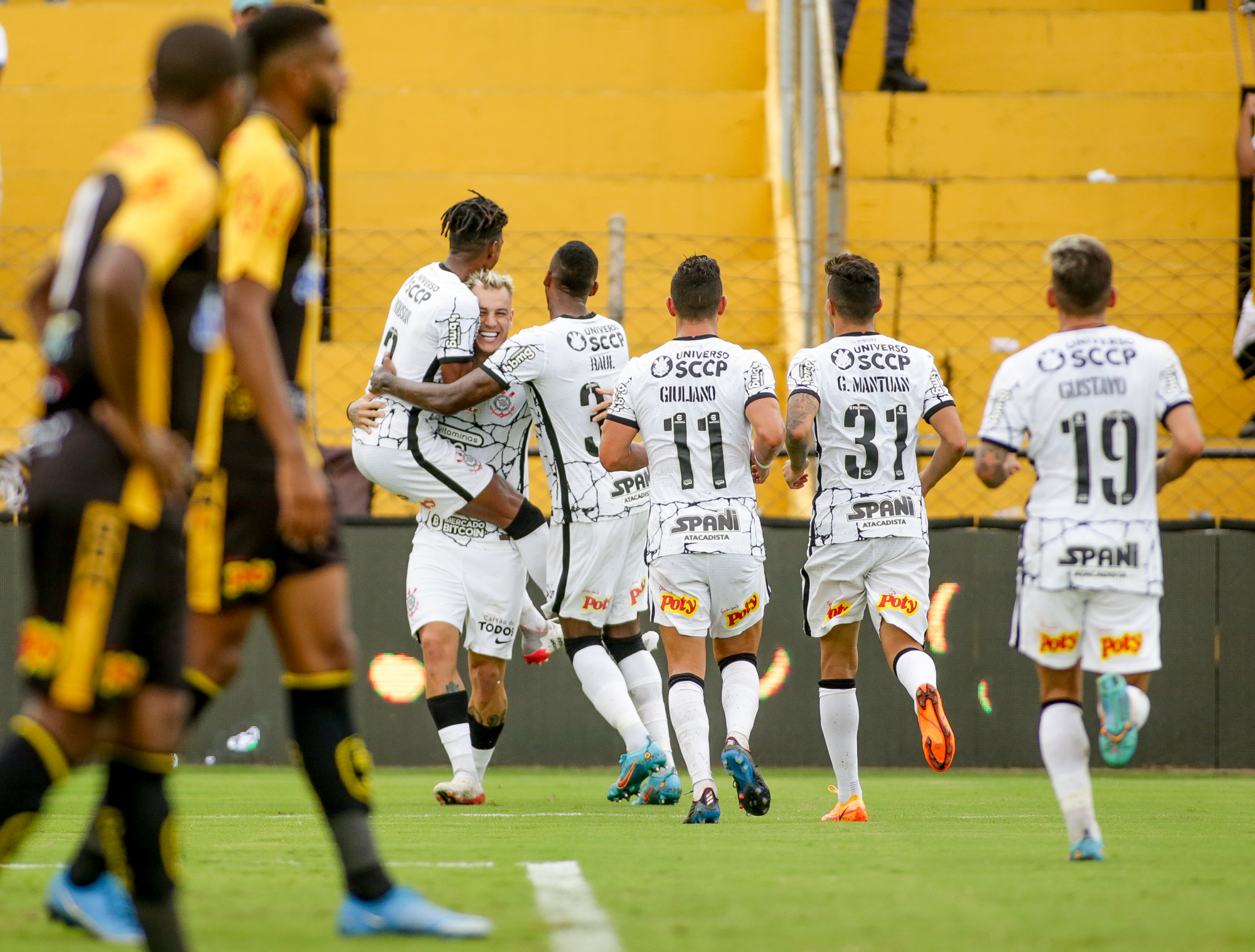 Paulinho brilha e se isola na artilharia do Corinthians em 2022