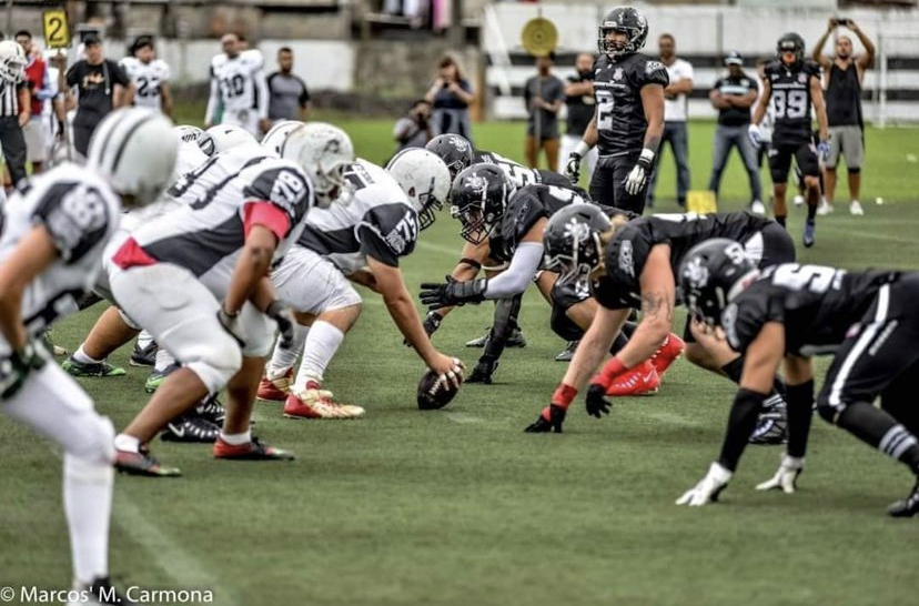 Estudantes do ensino fundamental e médio jogam futebol americano com  atletas do Corinthians