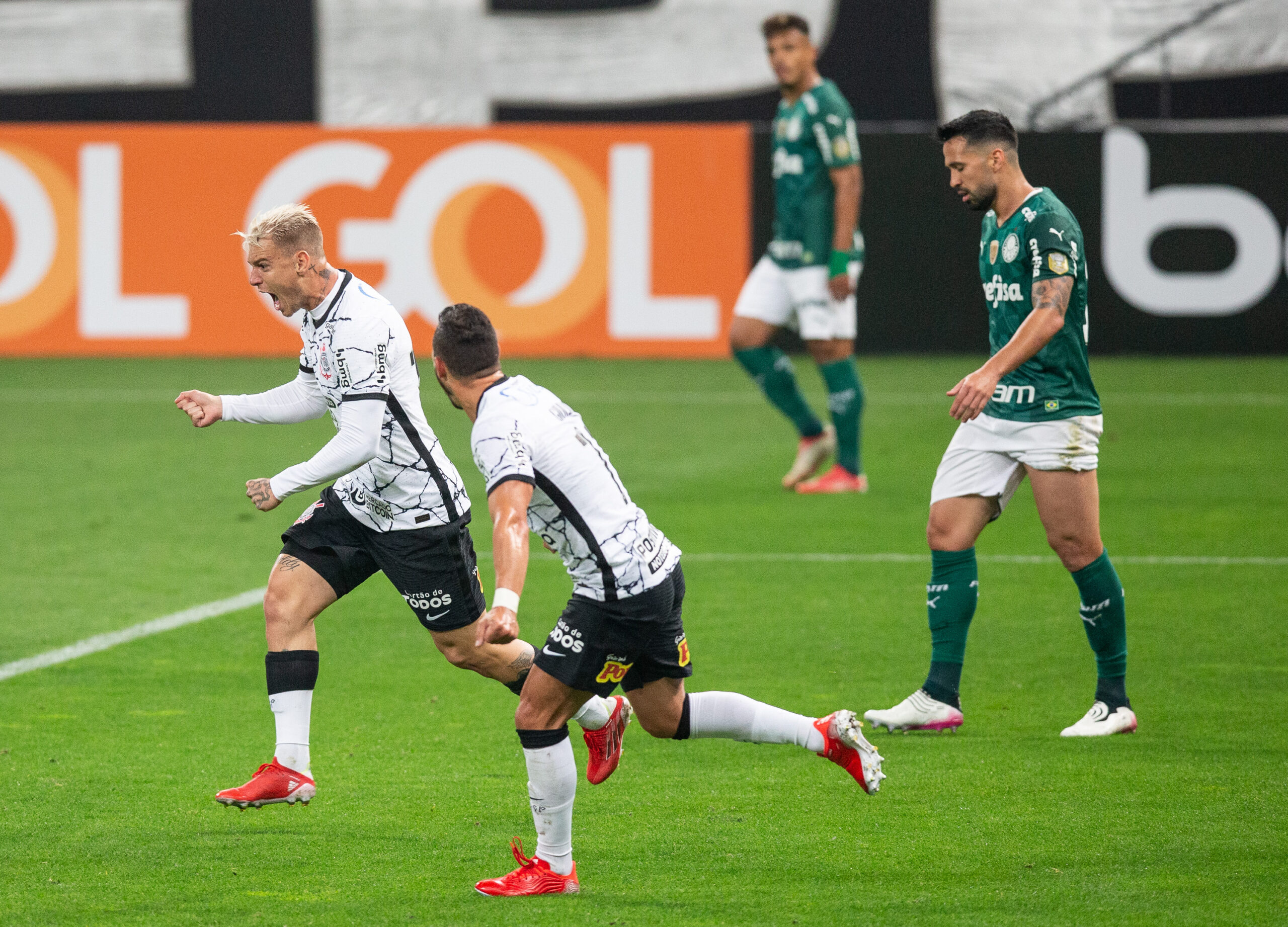 RIO DE JANEIRO, BRAZIL - APRIL 20: David Luiz of Flamengo heads the ball  ,during the match between Flamengo and Palmeiras as part of Brasileirao  Series A 2022 at Maracana Stadium on