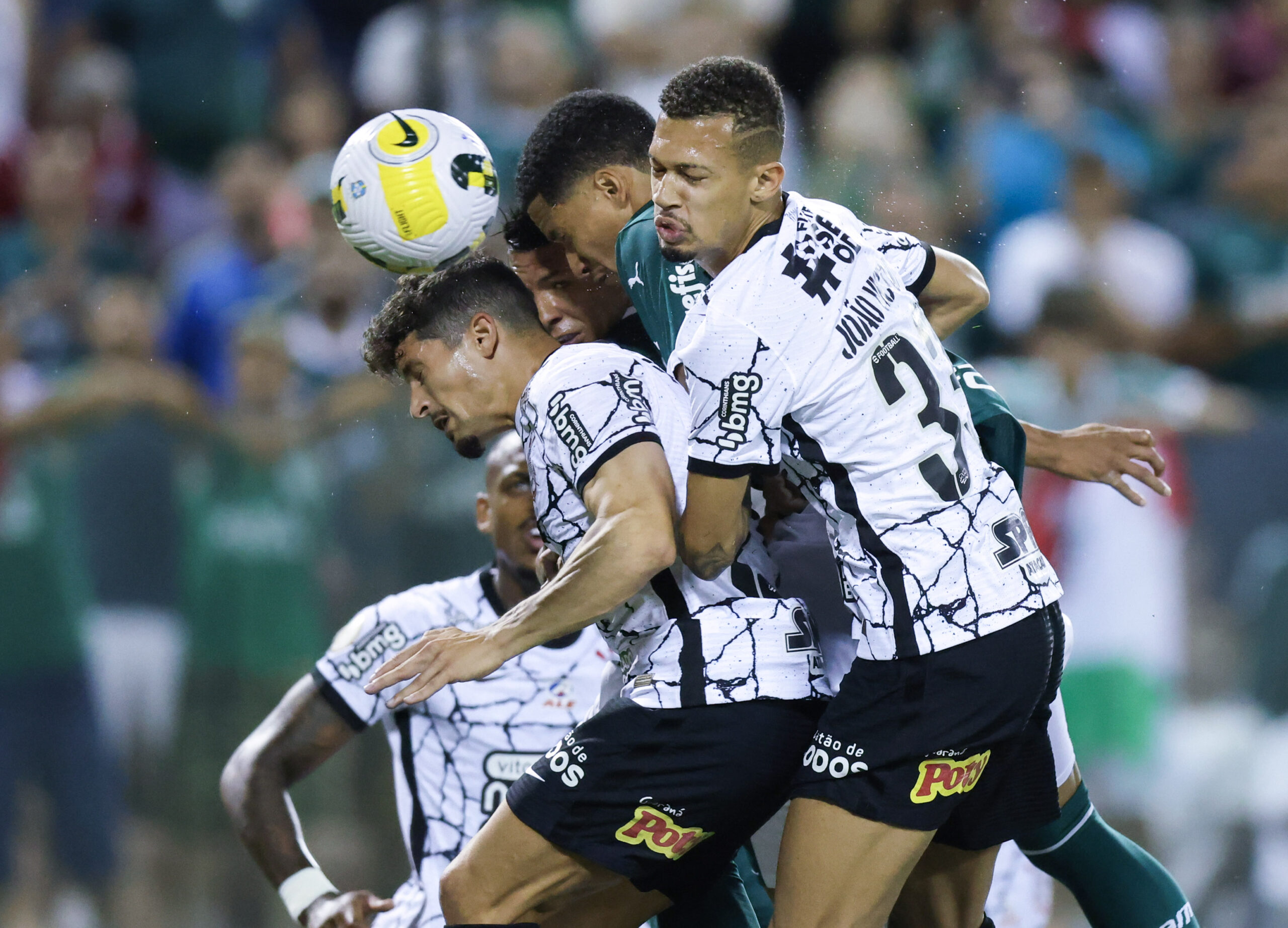 RIO DE JANEIRO, BRAZIL - APRIL 20: David Luiz of Flamengo heads the ball  ,during the match between Flamengo and Palmeiras as part of Brasileirao  Series A 2022 at Maracana Stadium on