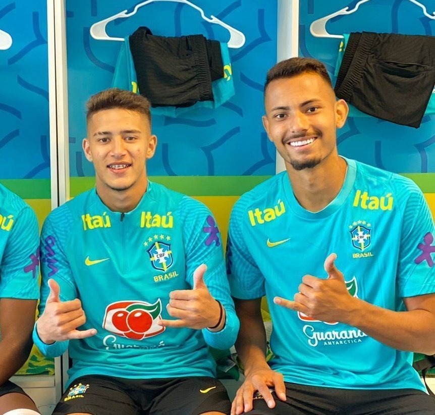 Perto de completar 100 jogos pelo Brasil, Neymar recebe homenagem