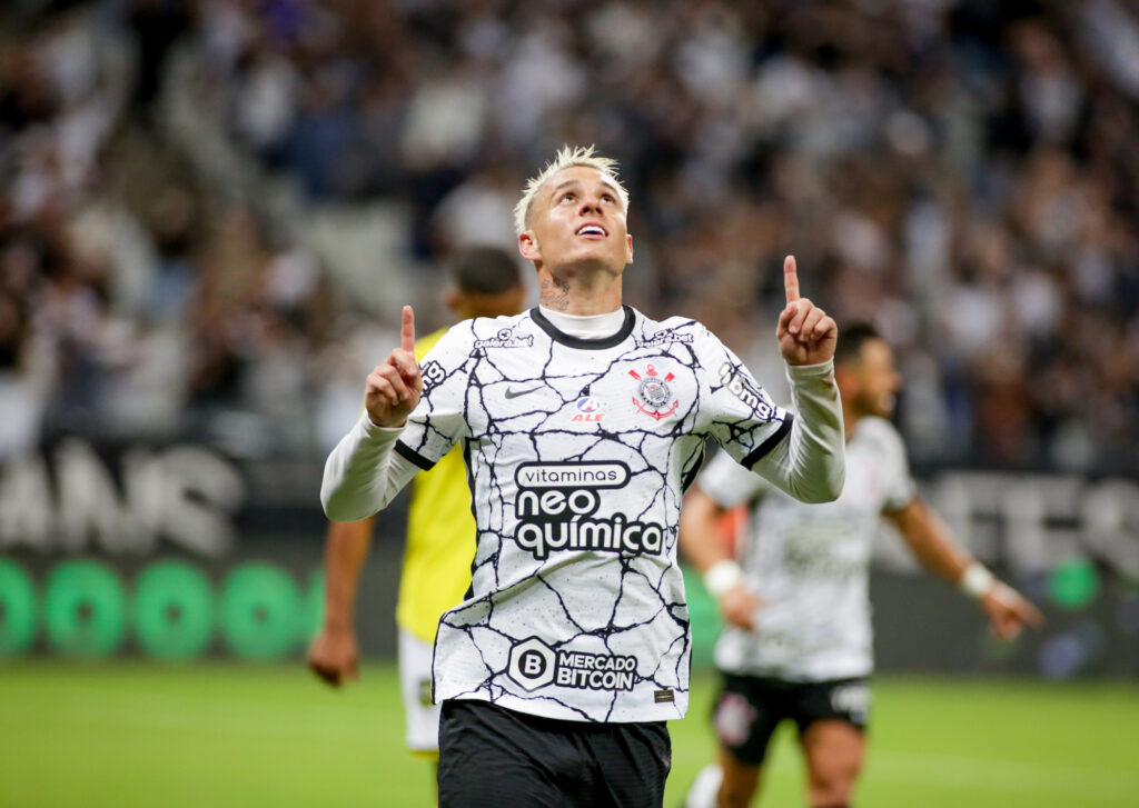 Provável titular contra o São Paulo, Róger Guedes iniciou no banco de  reservas em todos os jogos do Corinthians na Libertadores