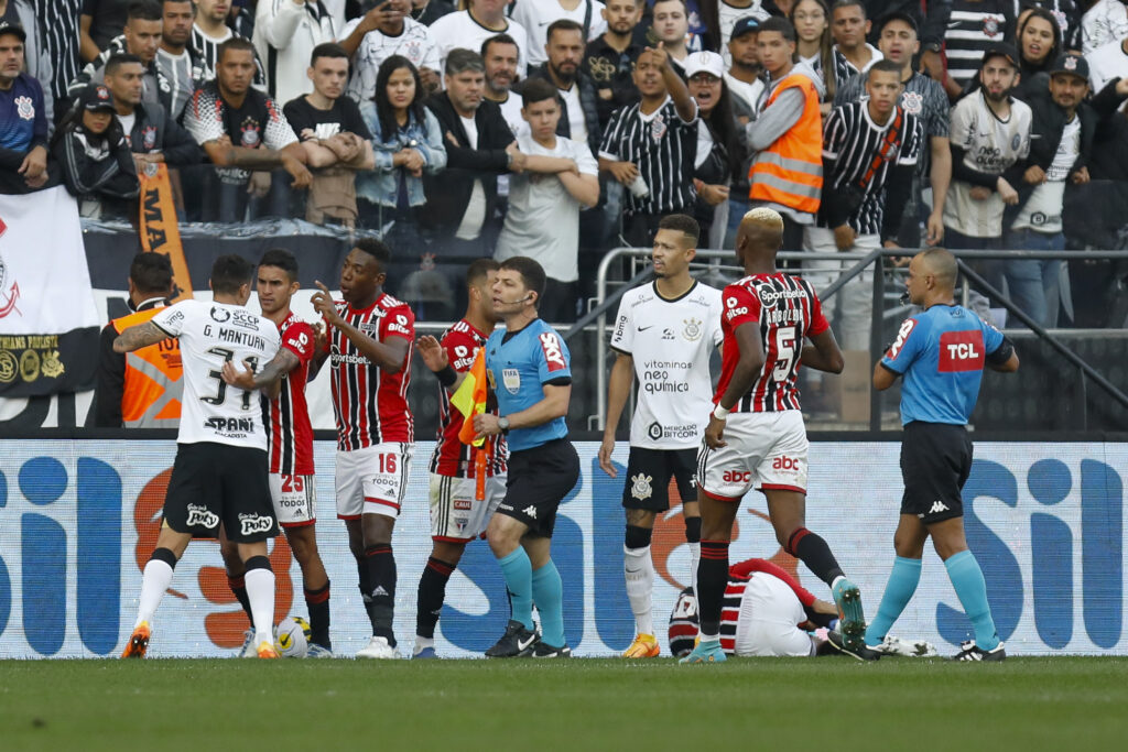 Corinthians arranca empate com o São Paulo e mantém a liderança do  Brasileirão