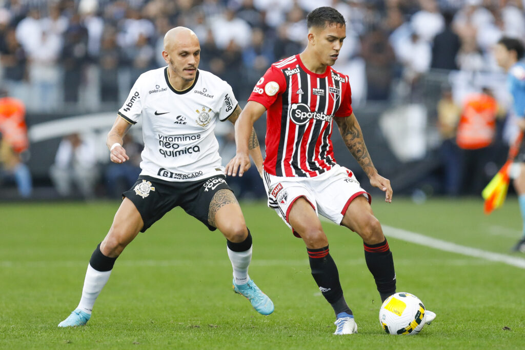 Corinthians arranca empate com o São Paulo e mantém a liderança do  Brasileirão