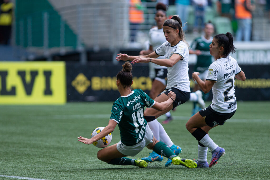 Bia Zaneratto anota golaço, Palmeiras vence o Santos e conquista o Paulista  Feminino 2022