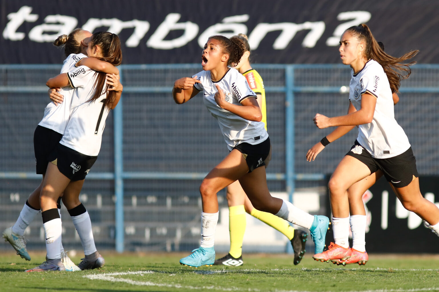 Final Paulistão feminino: Timão goleia São Paulo e fecha ano