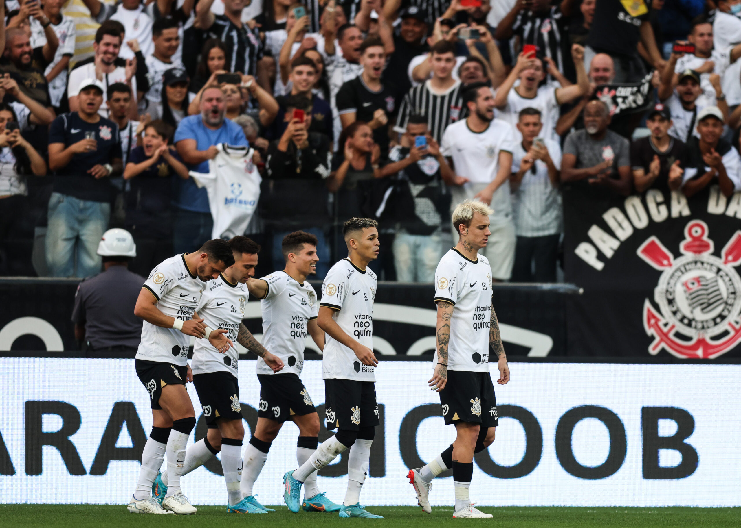 Du Queiroz com o domínio da bola em jogo contra o Flamengo