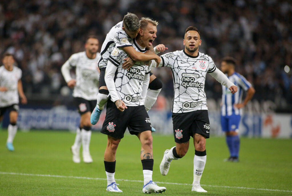 Corinthians busca vitória para ampliar vantagem na tabela do