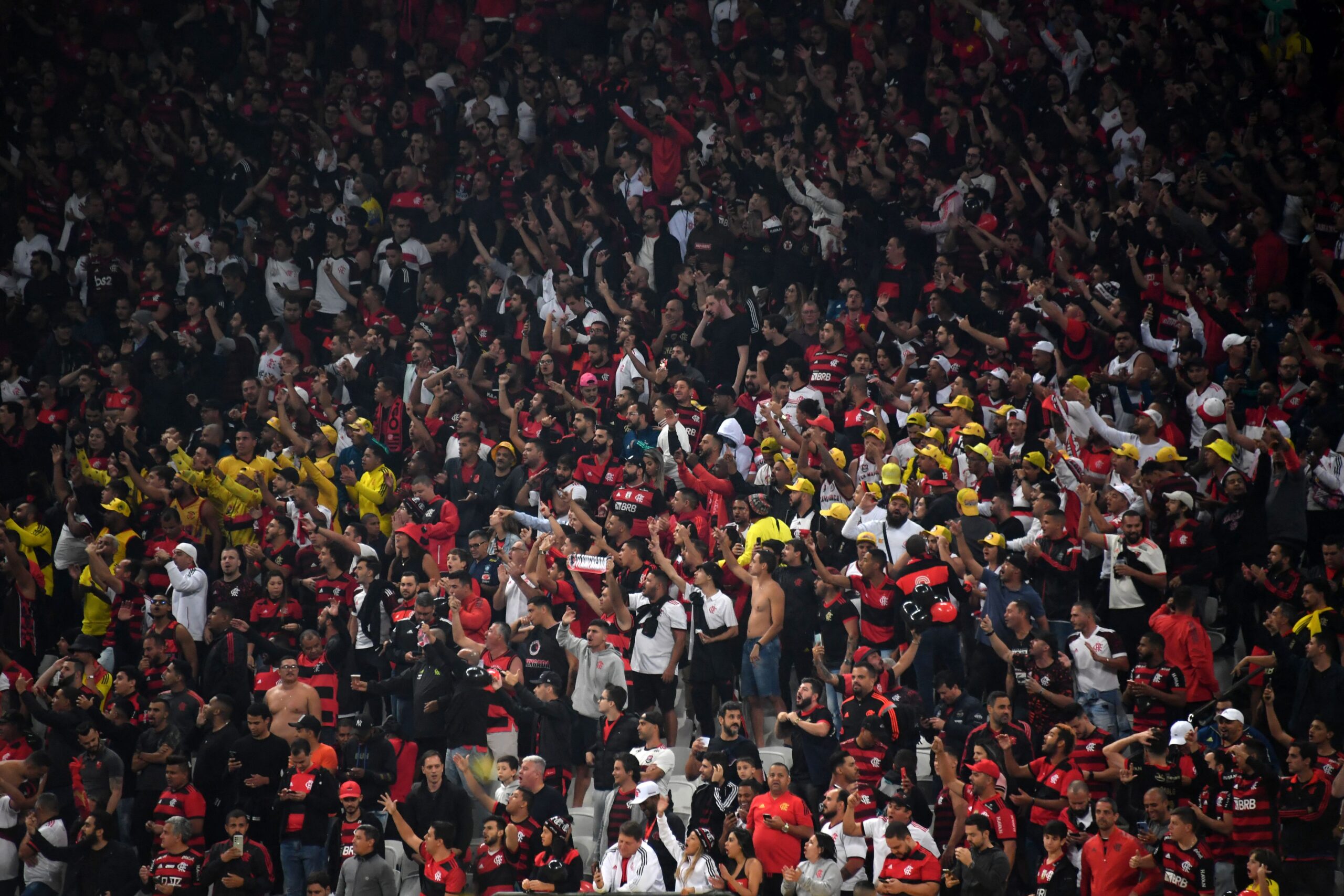 Torcida do Flamengo lota internet com apoio ao Corinthians antes do Dérbi;  veja tuítes e entenda