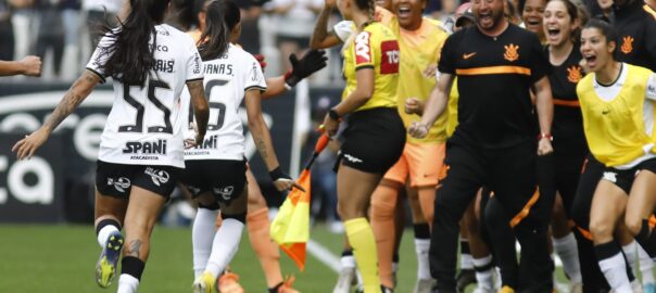 Corinthians vence com ajuda da Fiel e sai na frente do Palmeiras na semifinal do Brasileirão Feminino.