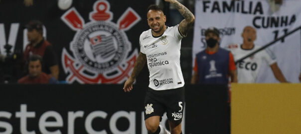 Corinthians tem difícil missão de recuperar Maycon para o jogo de volta da Copa do Brasil.