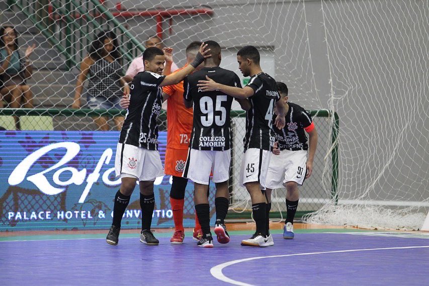 Futsal: seleção de sub-19 volta a vencer e é líder isolada do grupo (7-4)