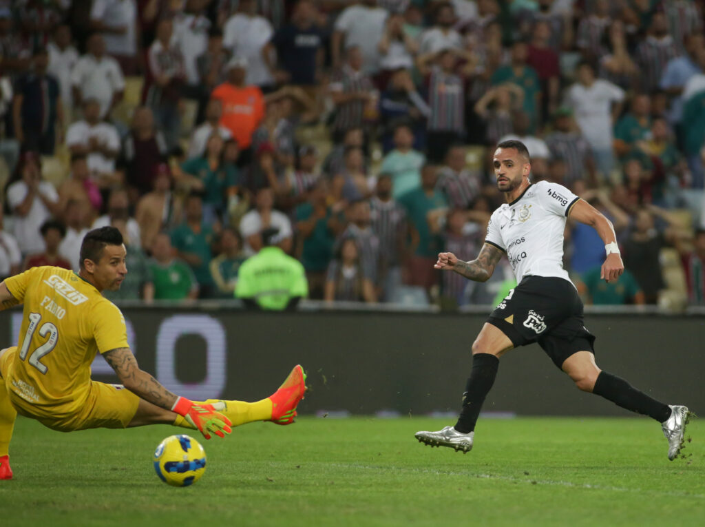 Renato Augusto fazendo o gol na ida da semifinal