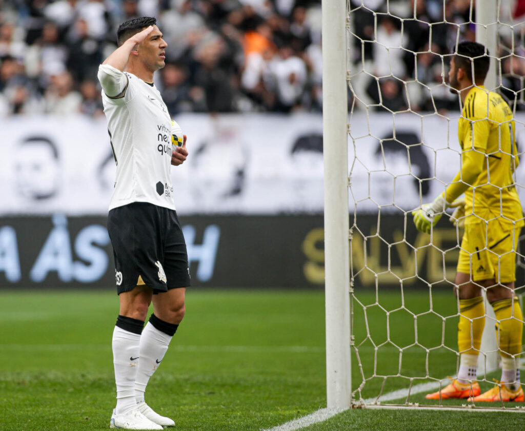 Gil se torna o terceiro jogador do Corinthians com mais jogos na Neo  Química Arena; clube parabeniza