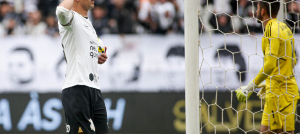 Gil se torna o terceiro jogador do Corinthians com mais jogos na Neo  Química Arena; clube parabeniza