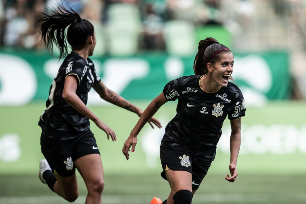 Jheniffer marca dois gols em Derby e iguala Adriana na artilharia