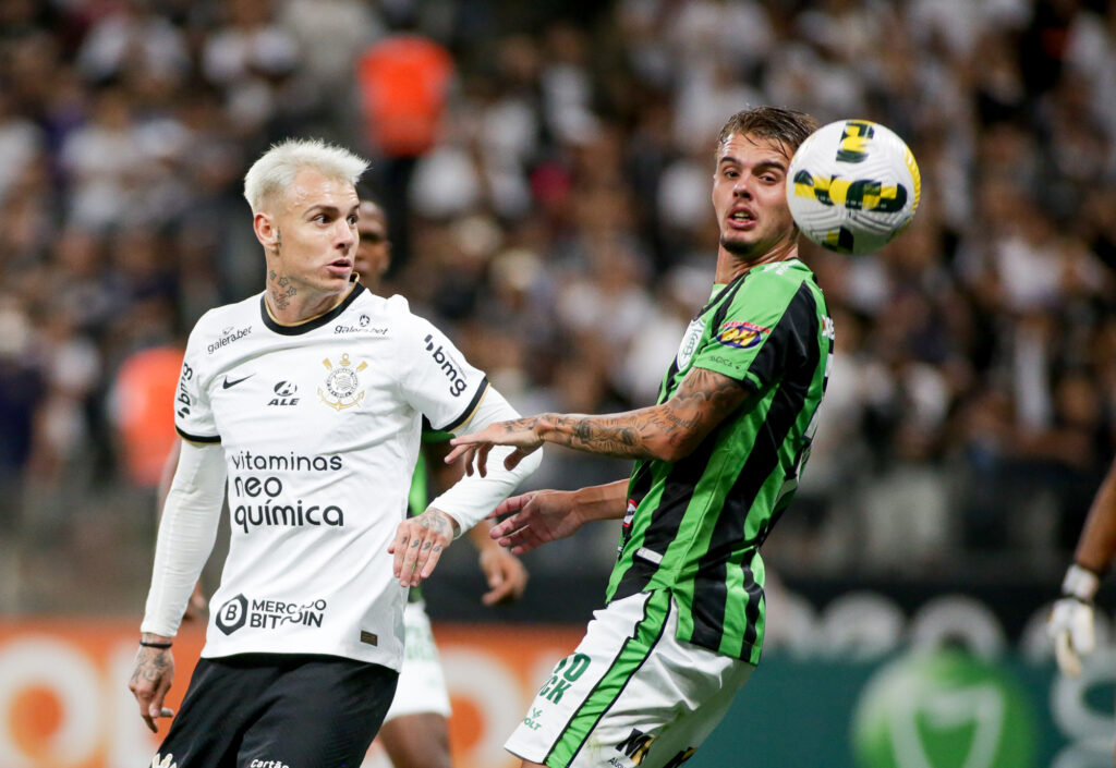 RIO DE JANEIRO, BRAZIL - MAY 21: Pedro Raul of Goias heads the ball against  Pablo of Flamengo ,during the match between Flamengo and Goias as part of  Brasileirao Series A 2022