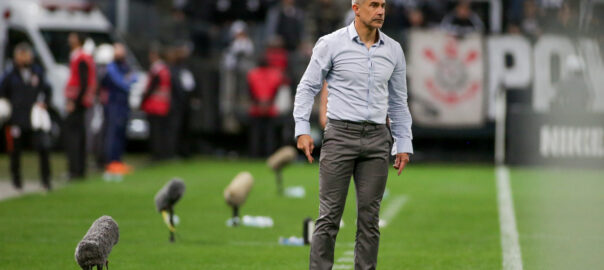 Sylvinho admite não acompanhar jogos do Corinthians, revela orgulho em passagem e elogia VP