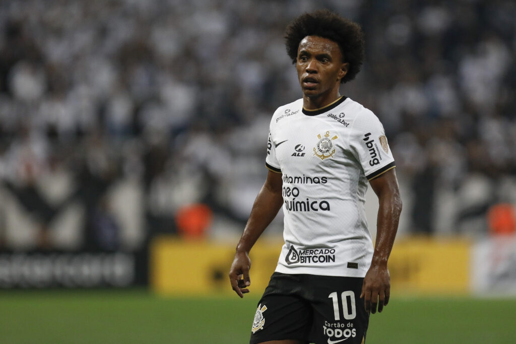 Willian celebra reencontro com as redes, mas lamenta empate do