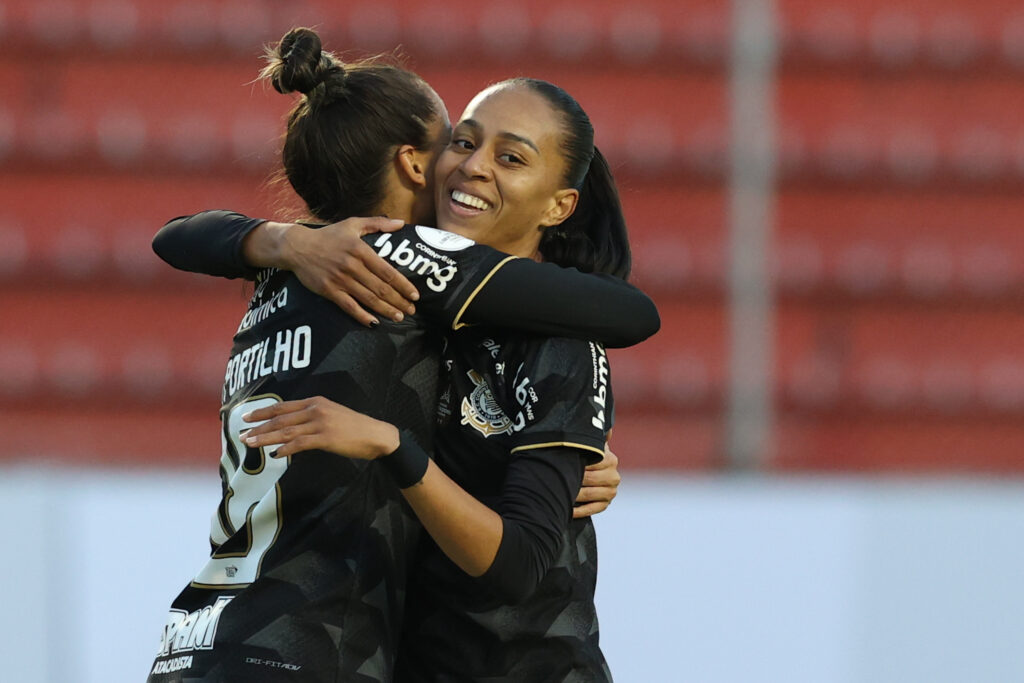 Adriana marca décimo gol pelo Corinthians no ano e encosta em