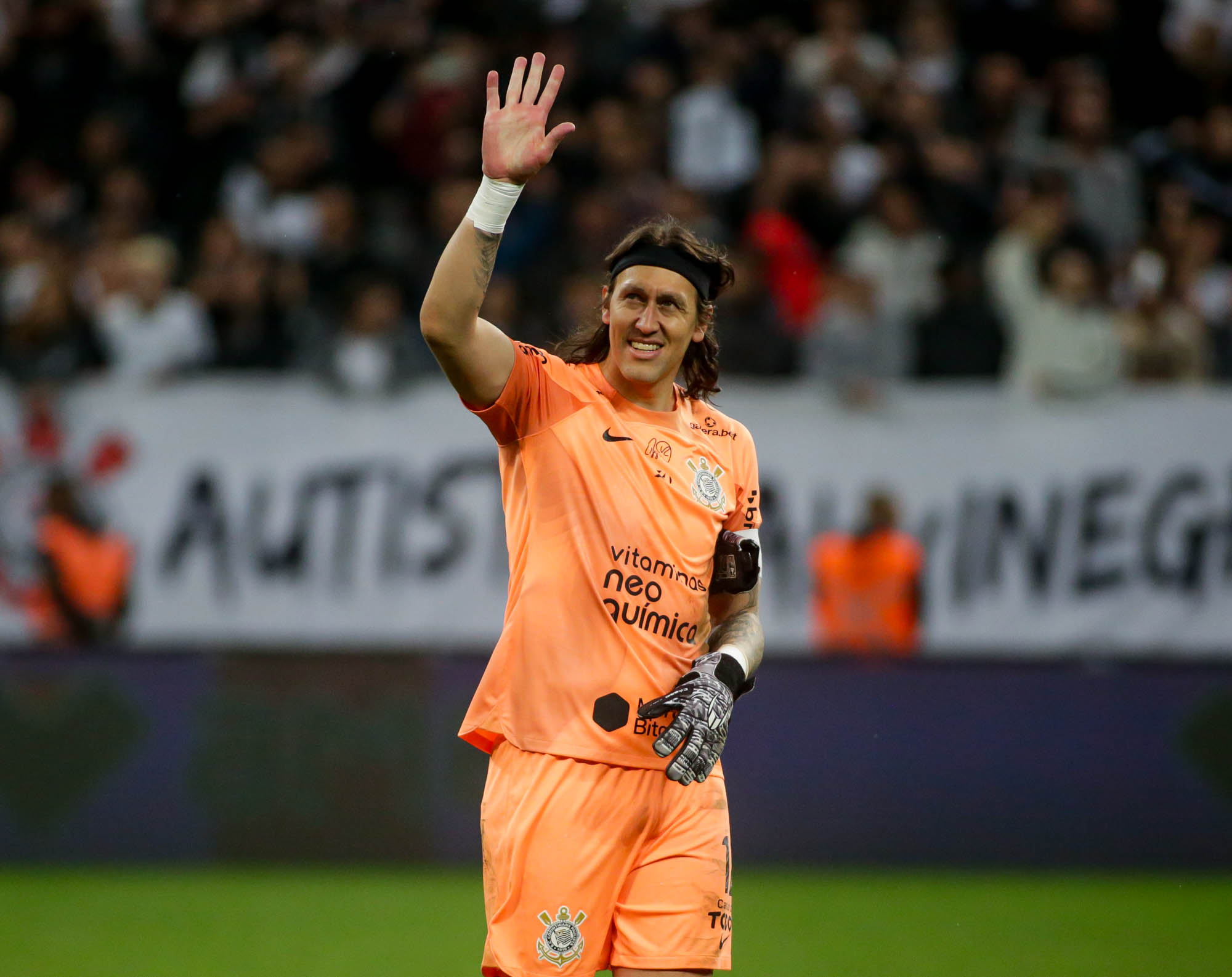 Fábio recebe Luva de Ouro de melhor goleiro da Copa do Brasil