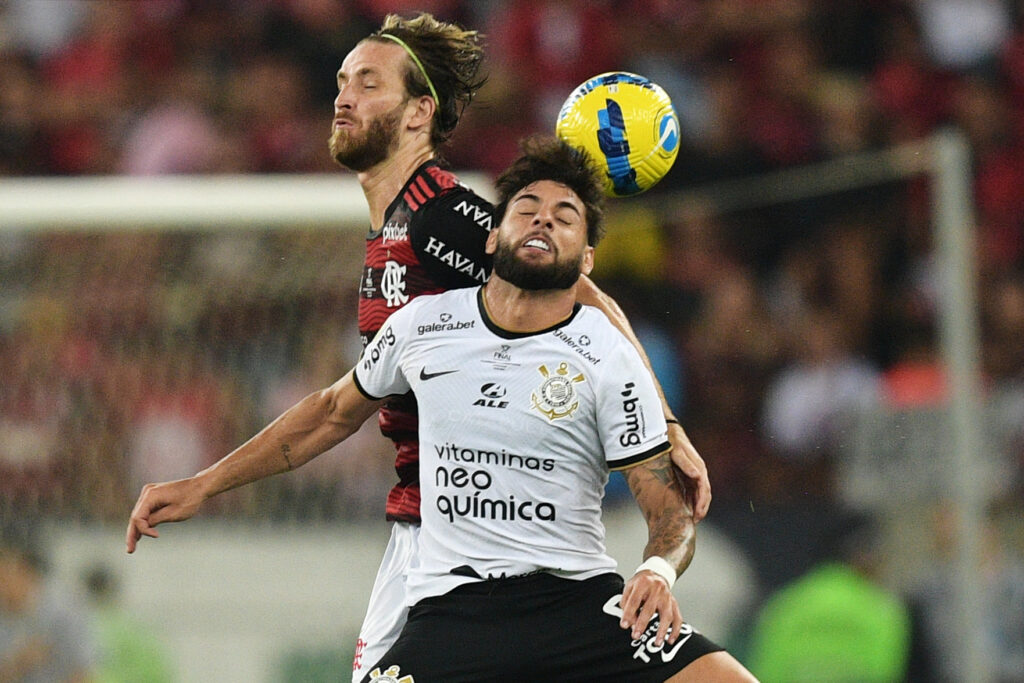 Du Queiroz com o domínio da bola em jogo contra o Flamengo