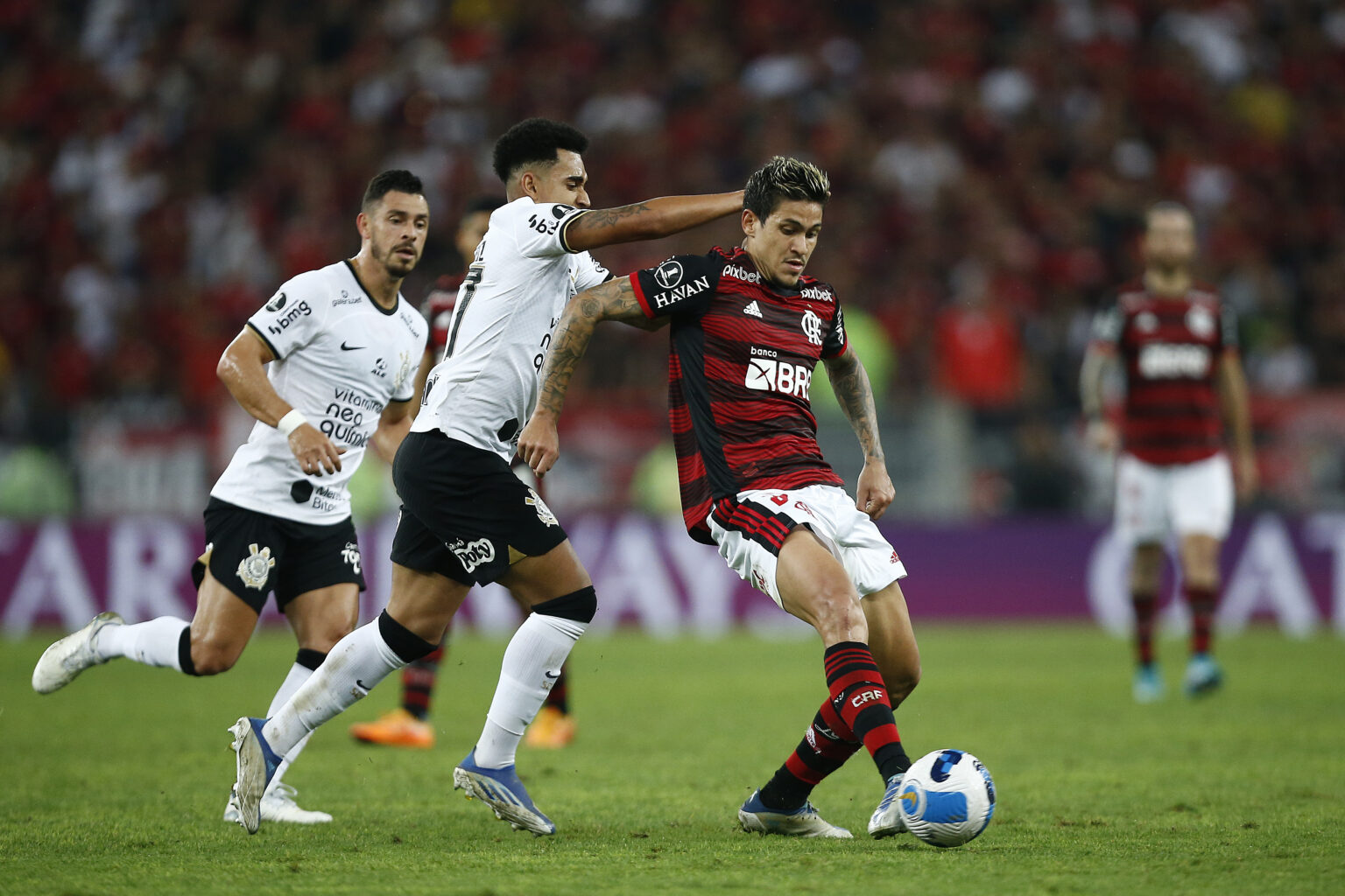 Torcida Do Flamengo Arremessa Bomba Em Torcedores Do Corinthians Em ...