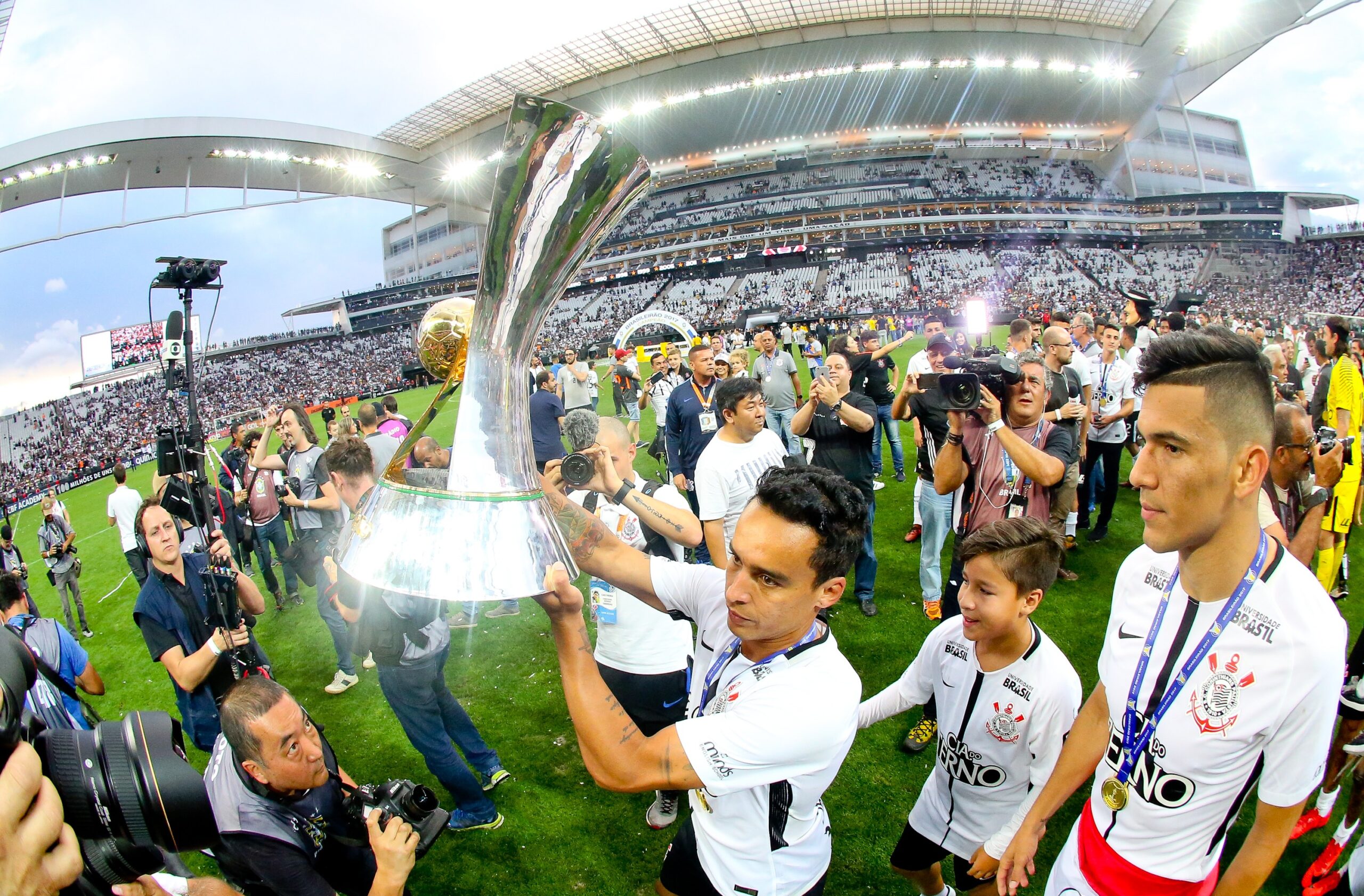 Agora bicampeão brasileiro pelo Corinthians, Jadson abre o jogo sobre  condição de reserva