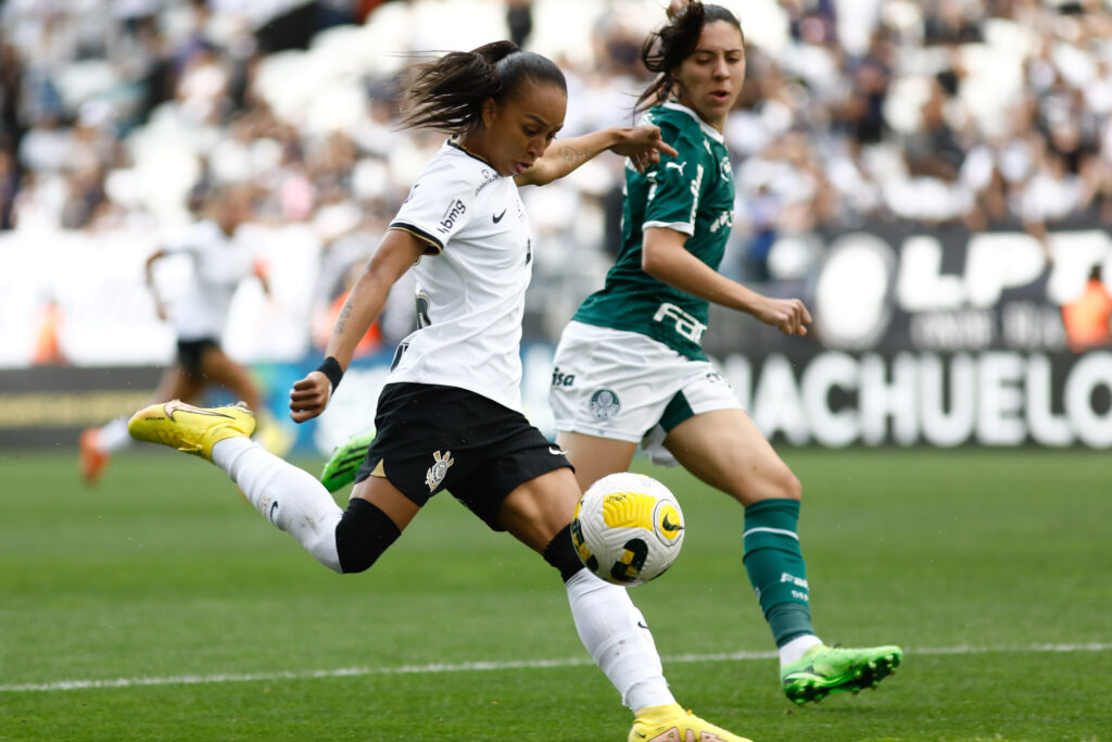 Atleta piauiense conquista Bola de Ouro do Brasileirão Feminino