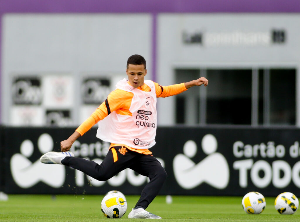 Matheus Araújo diz não pensar no profissional do Corinthians agora