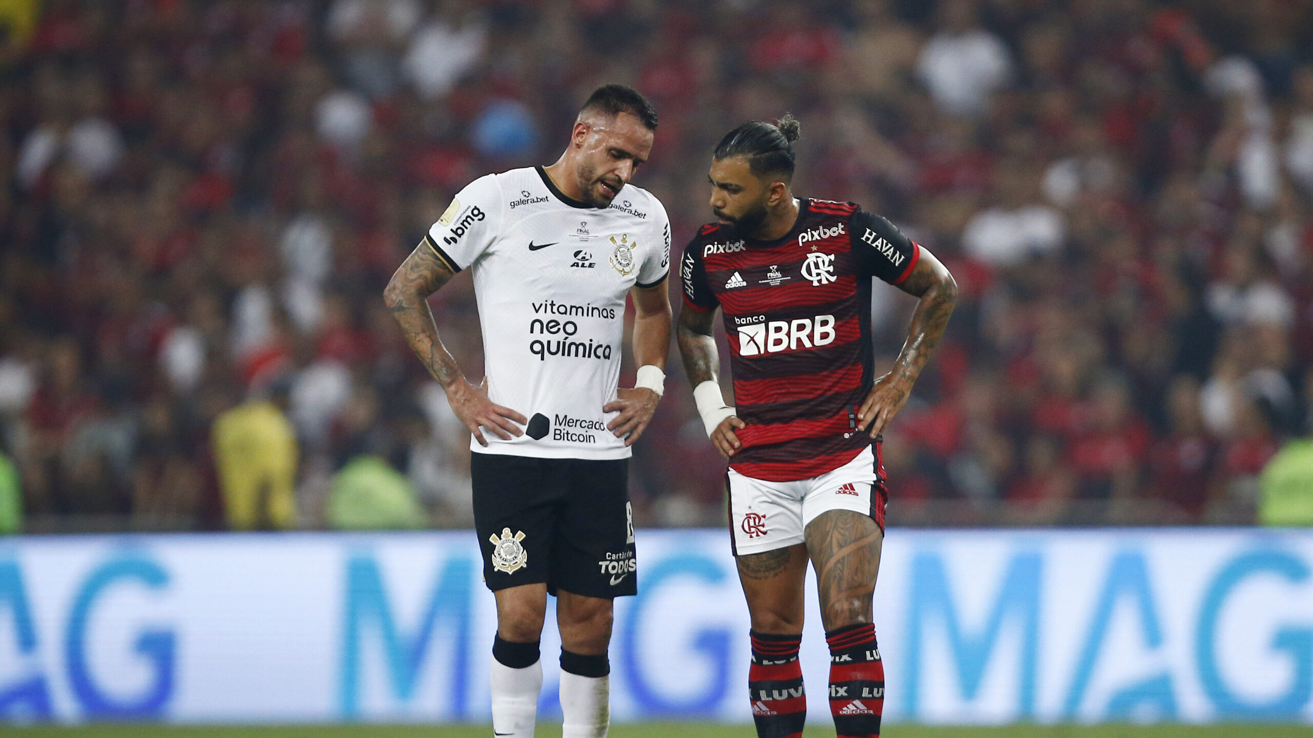 Gabigol e Matheus Cunha no último jogo. Na primeira imagem, o atacante  indica o lado que o adversário iria cobrar o pênalti pelo posicionamento do  jogador. Na segunda, faz questão de ir