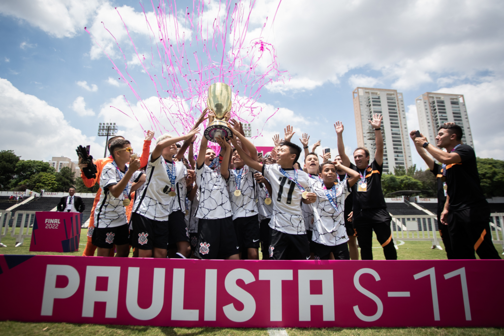 Corinthians vence o Red Bull Bragantino e ergue taça da Copa