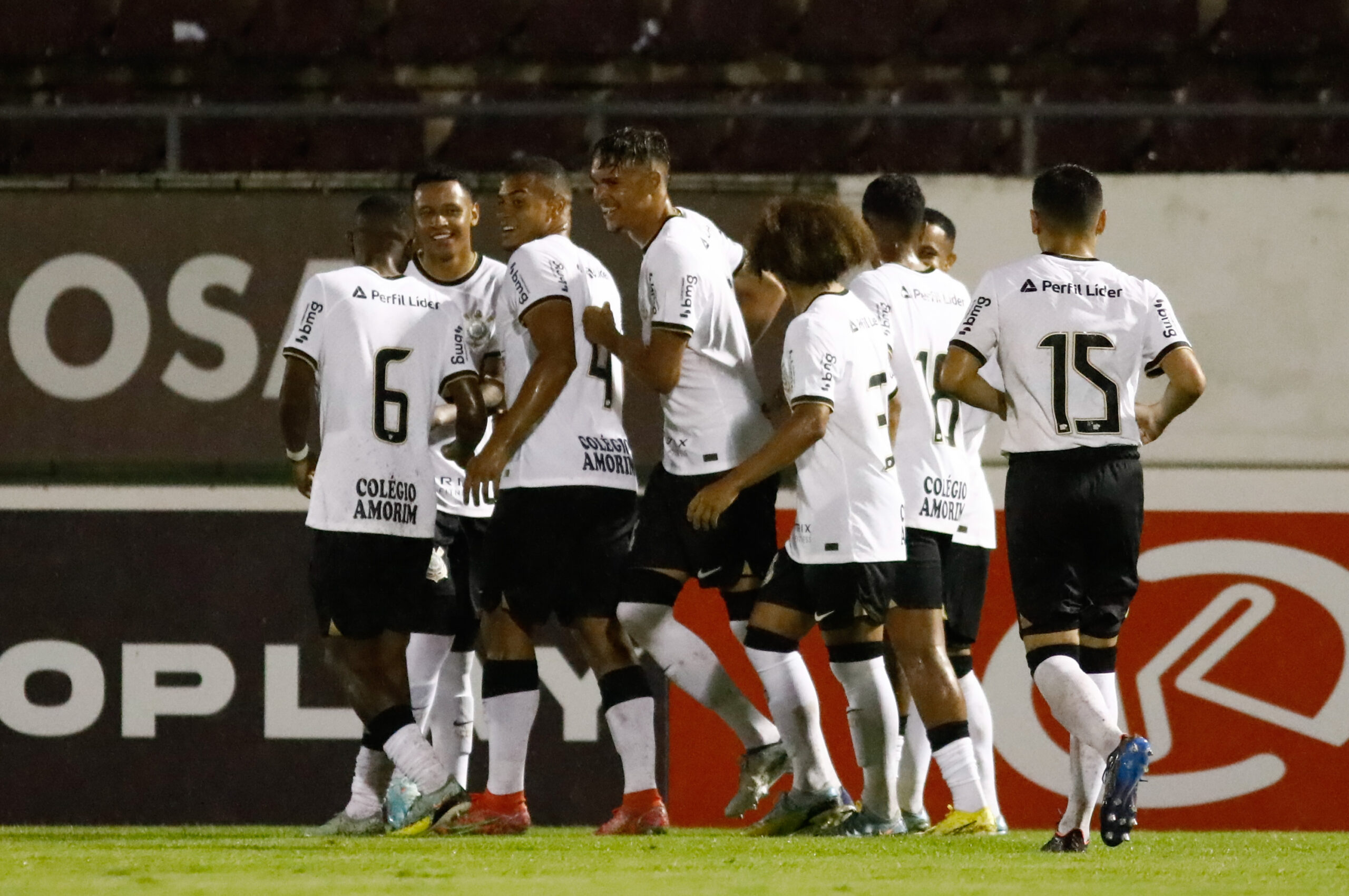 Corinthians marca duas vezes no final e vence o Retrô-PE na estreia da  Copinha 