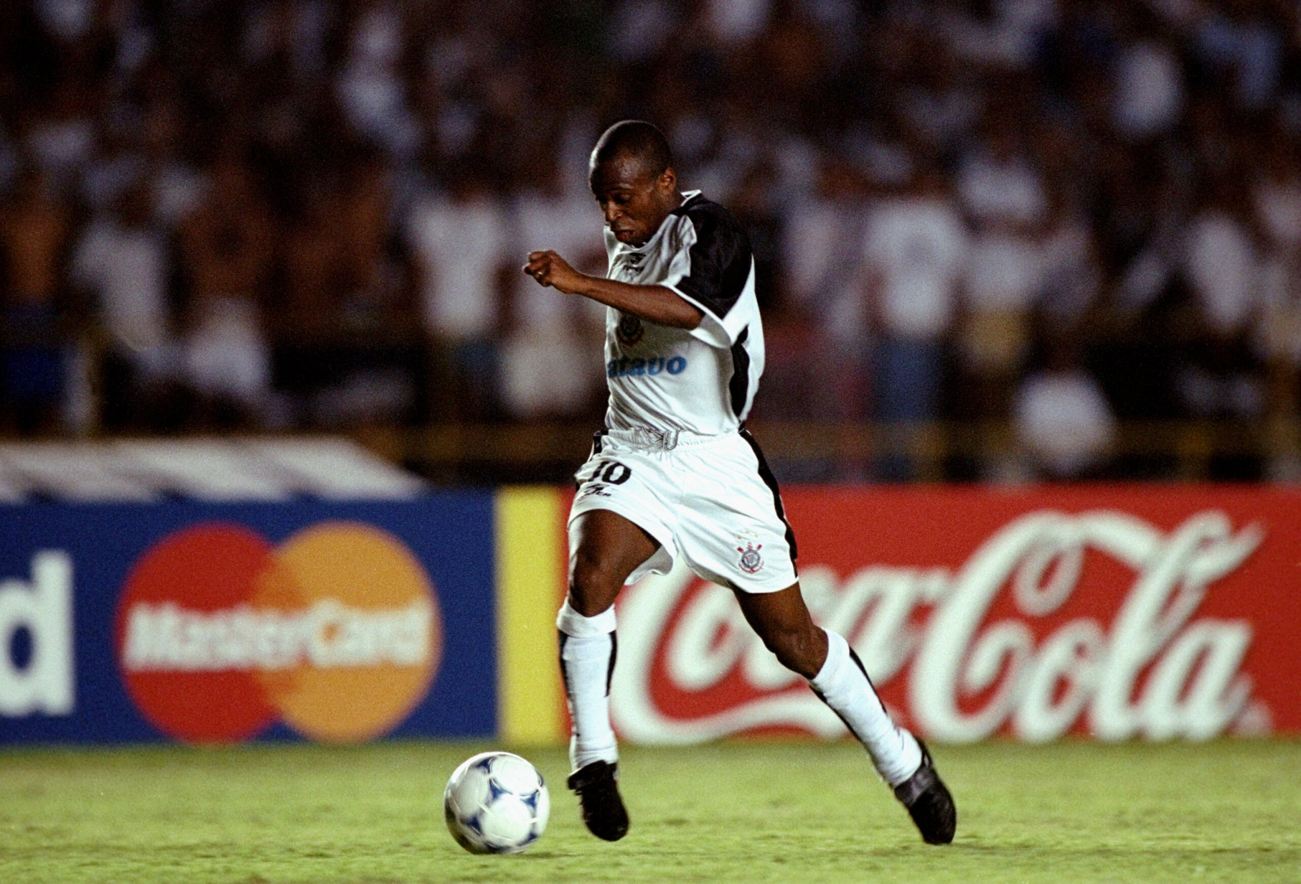 Edilson reencontra vítimade caneta em amistoso do Corinthians: 'Zerou tudo'  - ESPN