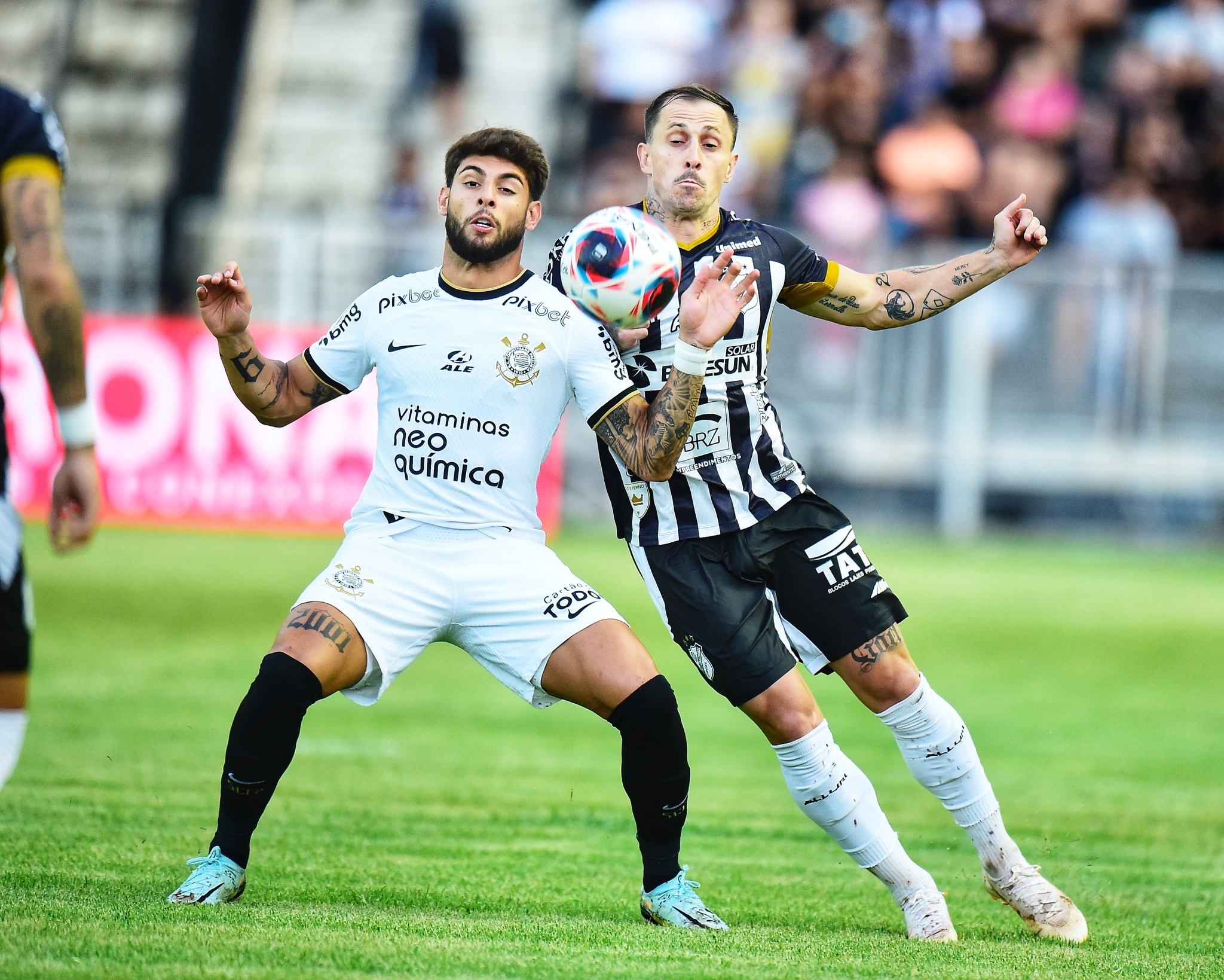 Atuações do Corinthians: laterais erram tudo em empate arrancado à