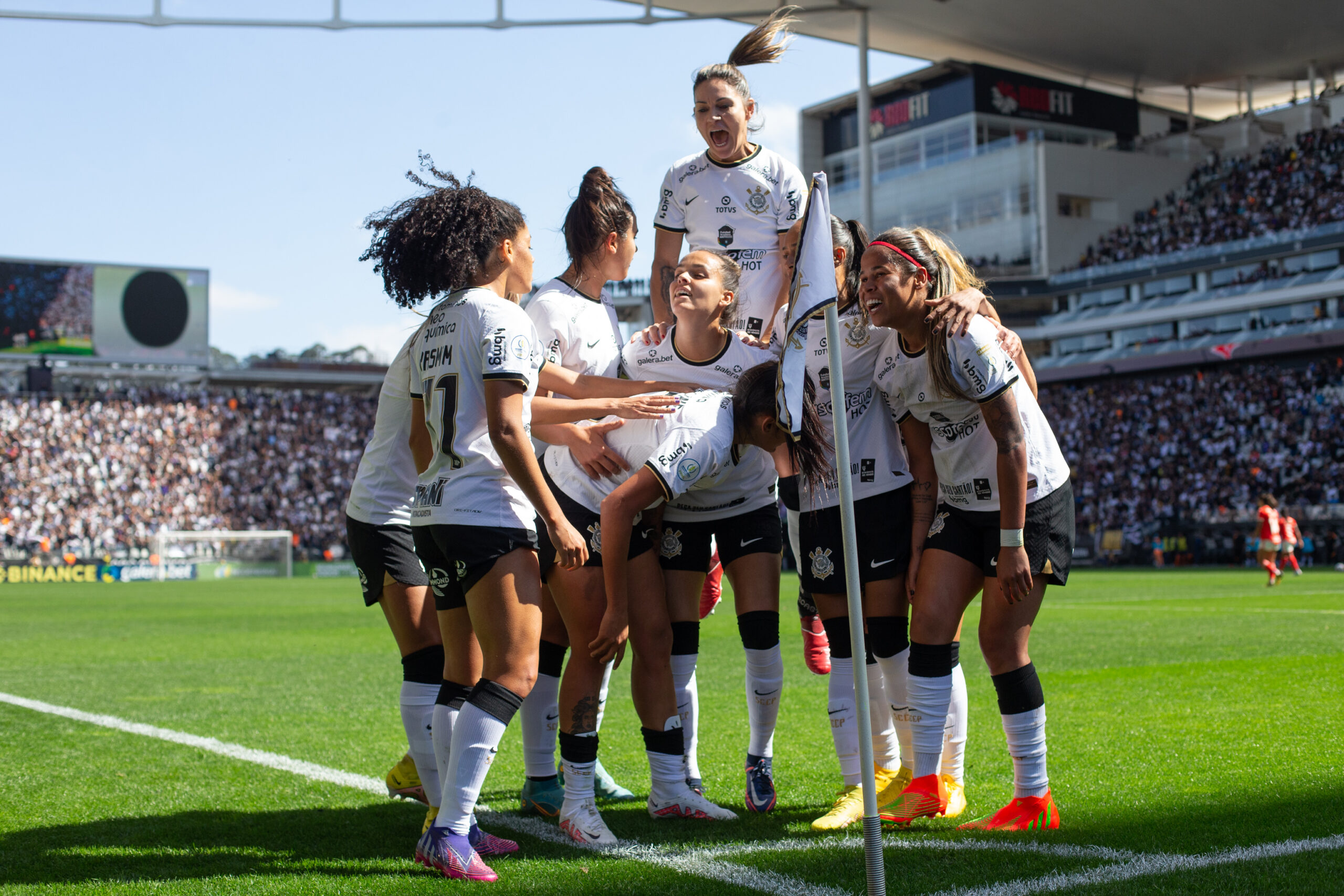 Corinthians vence o Internacional e disputa final da Supercopa
