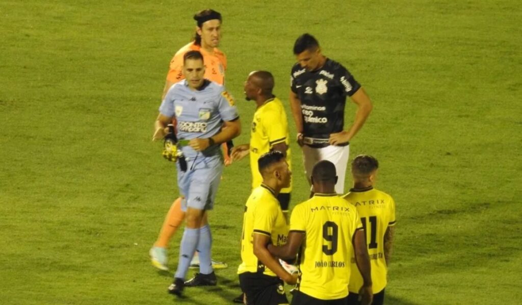 SP - Sao Paulo - 09/02/2023 - SUPERCOPA DO BRASIL FEMININA 2023,  CORINTHIANS X INTERNACIONAL - Gabi Portilho, a Corinthians player, competes  with Eskerdinha, a Internacional player, during a match at the