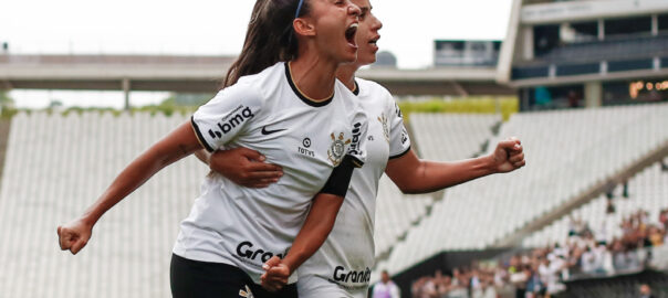 SP - Sao Paulo - 09/02/2023 - SUPERCOPA DO BRASIL FEMININA 2023,  CORINTHIANS X INTERNACIONAL - Gabi Portilho, a Corinthians player, competes  with Eskerdinha, a Internacional player, during a match at the