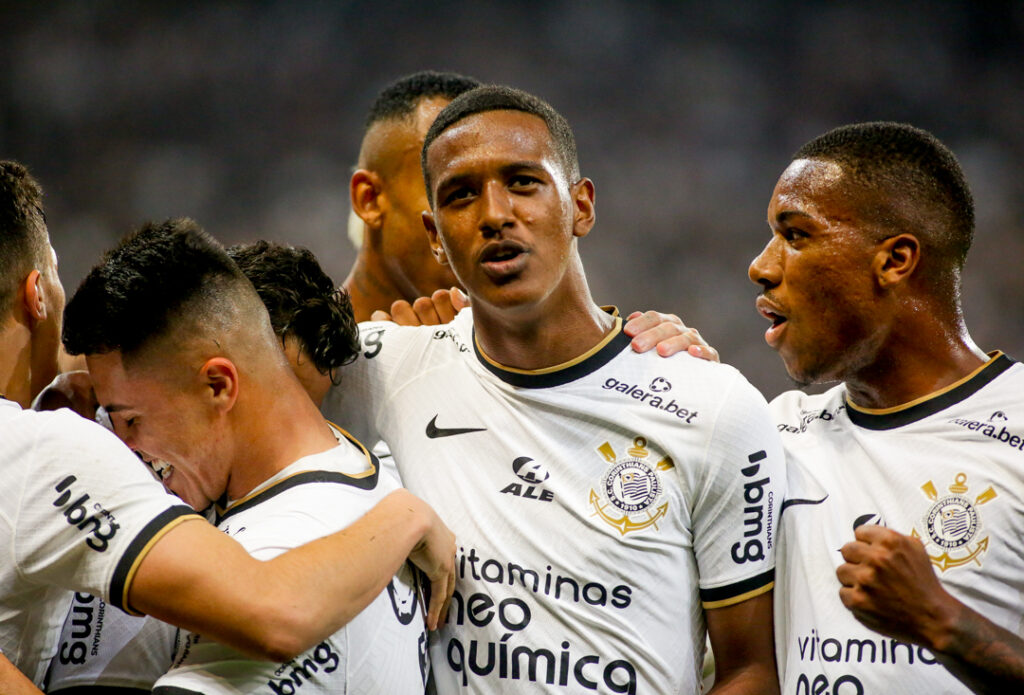 Time do Povo on X: Malcom, ex-Corinthians, lidera artilharia do Campeonato  Russo e é o brasileiro com mais gols na europa na atual temporada. Malcom  tem 21 gols em 30 jogos disputados